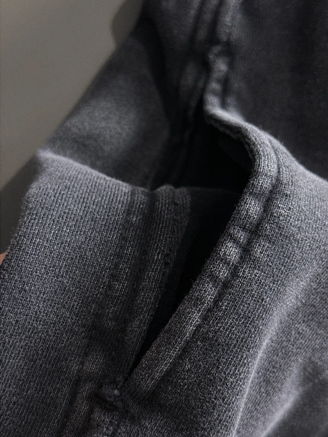 Next day shipment P360 Stone lsland/Stone Island Mouth Joint Exclusive launch of 25ss autumn and winter new high-quality trousers Compare real-life details at will The craftsmanship that ordinary small workshops cannot copy Top-level ZP development Unique imported fabric feel Purely imported German machine production Precision operation Ten thousand needle density A pair of trousers with rich details You can see the development strength A full set of new accessories can be customized simultaneously Simple yet elegant Soft, delicate and comfortable The upper body is versatile and fashionable A perfect choice for autumn and winter. A must-have item. Loose fit. Please refer to the size chart when placing an order: S to XL (or state your height and weight when placing an order)